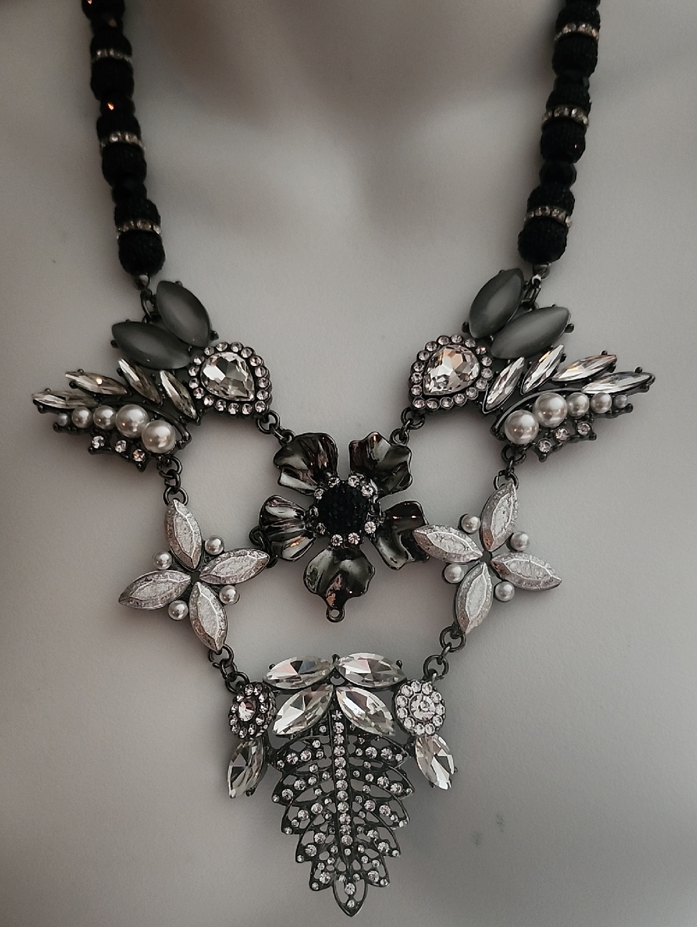 Elegant Crystal Floral Statement Necklace - Black & Silver